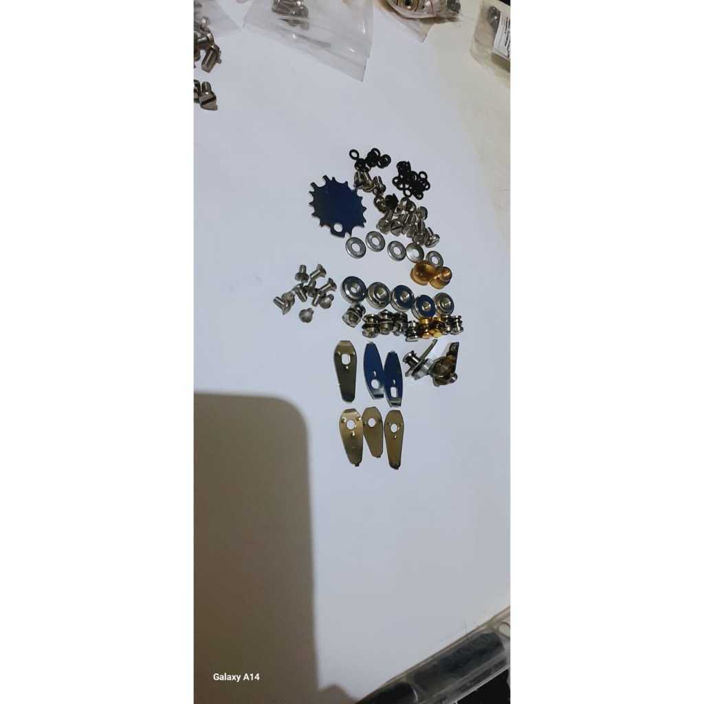 kit parafusos tesouras de cortar cabelo e costura. (140 peças.)